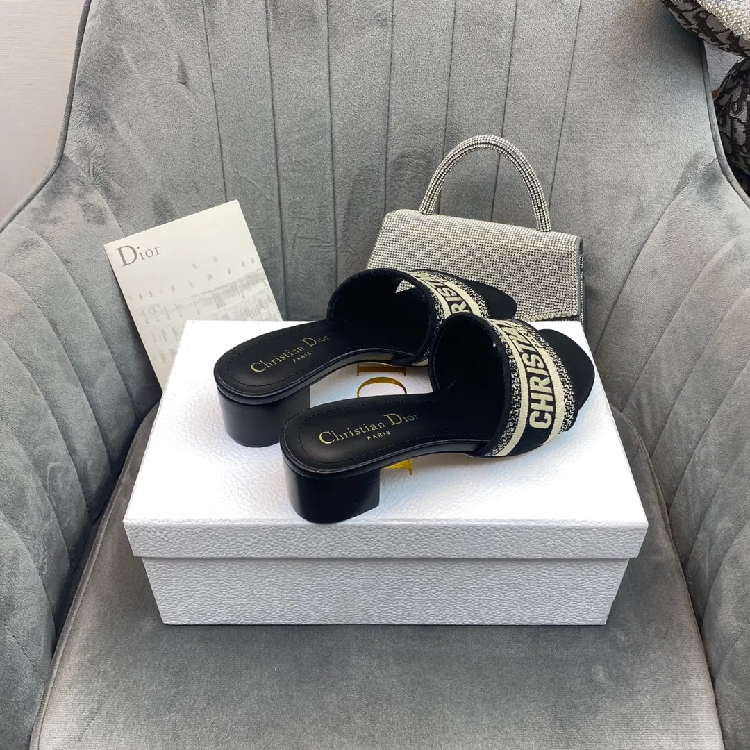 👟👟Ex-factory price 380👟👟 Women's shoes Women's clothing Dior Dior 2021 DWAY early spring new flip-flops women's shoes CD letter logo three-dimensional embroidery flat sandals Round toe thick heel jelly color slingback slippers The top version on the market Material: upper original consistent high-temperature water-soluble cotton electro-embroidery technology fabric + water-dyed sheepskin lining + Italian leather outsole Heel height: flat/4.5CM size: 34-43 (34.40.41.42.43 is custom-made and cannot be returned or exchanged)
